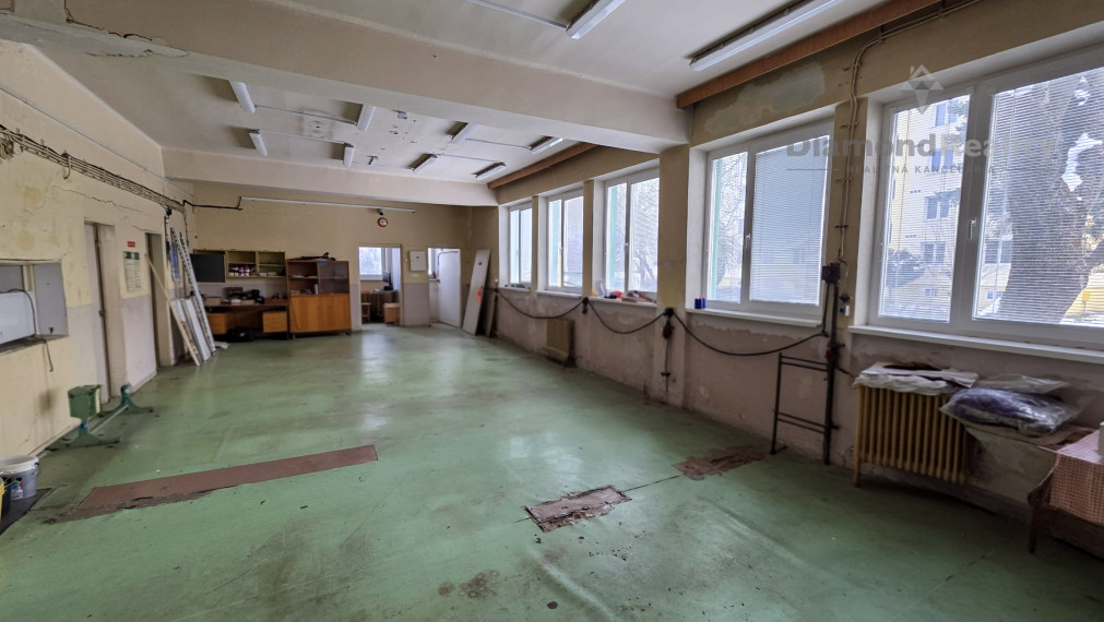 NA PREDAJ KOMERČNÁ BUDOVA V CENTRE SÍDLISKA NA PODNIKANIE