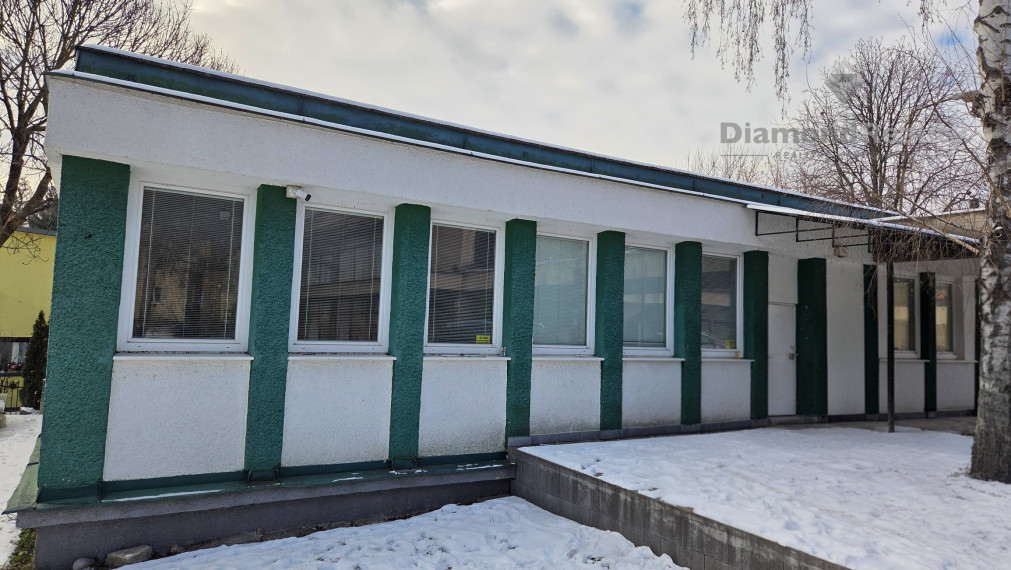 NA PREDAJ KOMERČNÁ BUDOVA V CENTRE SÍDLISKA NA PODNIKANIE