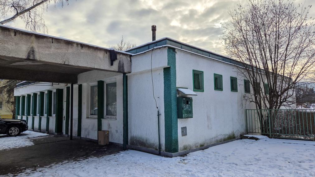 NA PREDAJ KOMERČNÁ BUDOVA V CENTRE SÍDLISKA NA PODNIKANIE