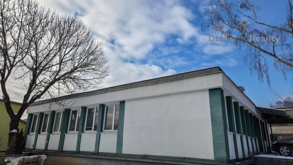 NA PREDAJ KOMERČNÁ BUDOVA V CENTRE SÍDLISKA NA PODNIKANIE