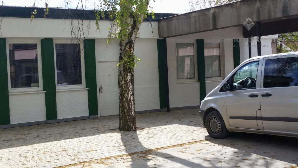 NA PREDAJ KOMERČNÁ BUDOVA V CENTRE SÍDLISKA NA PODNIKANIE