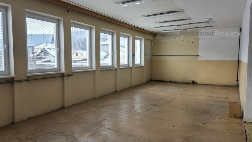 NA PREDAJ KOMERČNÁ BUDOVA V CENTRE SÍDLISKA NA PODNIKANIE