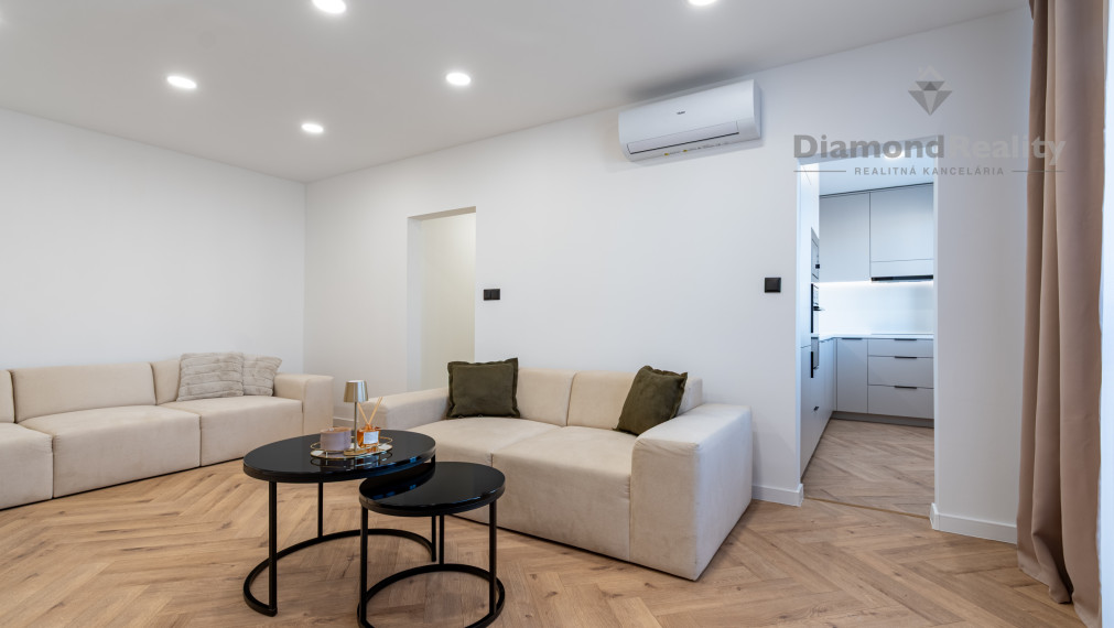 NA PREDAJ PEKNÝ A ZREKONŠTRUOVANÝ 3-IZBOVÝ BYT NA ULICI VÝSTAVBY, KOŠICE - ZÁPAD.