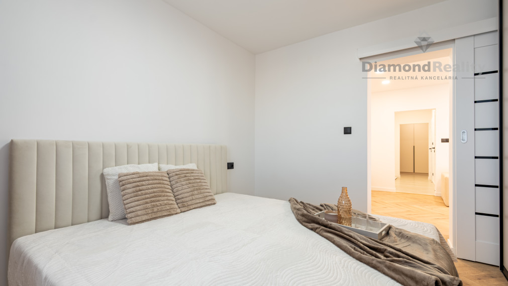 NA PREDAJ PEKNÝ A ZREKONŠTRUOVANÝ 3-IZBOVÝ BYT NA ULICI VÝSTAVBY, KOŠICE - ZÁPAD.