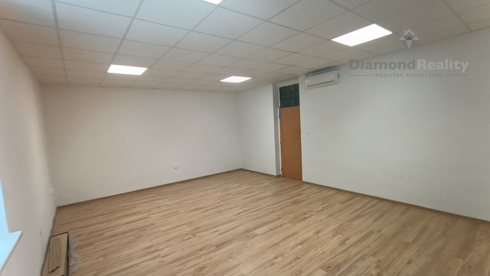 Na prenájom kancelária v centre Nitry