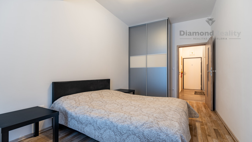 NA PREDAJ MODERNÝ 2-IZBOVÝ BYT | ZELENÁ STRÁŇ | 2 PIVNICE | TERASA | VONKAJŠIE AJ VNÚTORNÉ PARKOVANIE