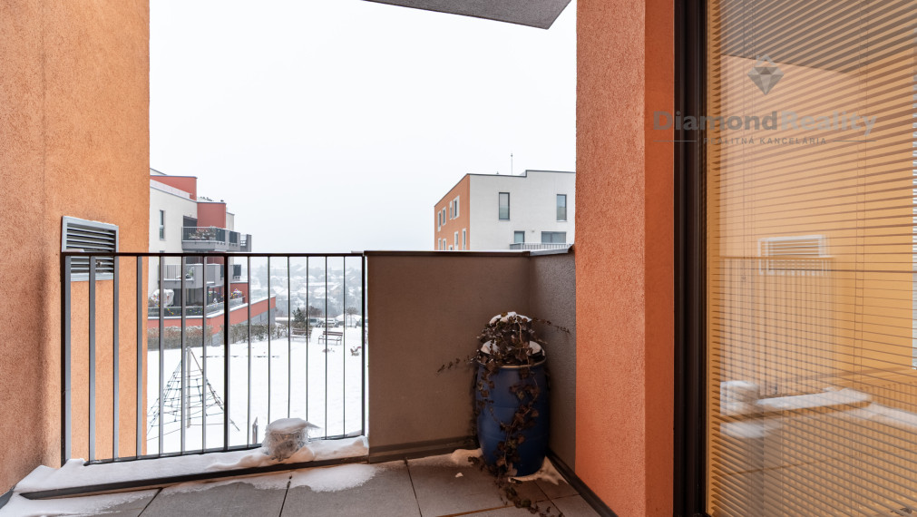 NA PREDAJ MODERNÝ 2-IZBOVÝ BYT | ZELENÁ STRÁŇ | 2 PIVNICE | TERASA | VONKAJŠIE AJ VNÚTORNÉ PARKOVANIE