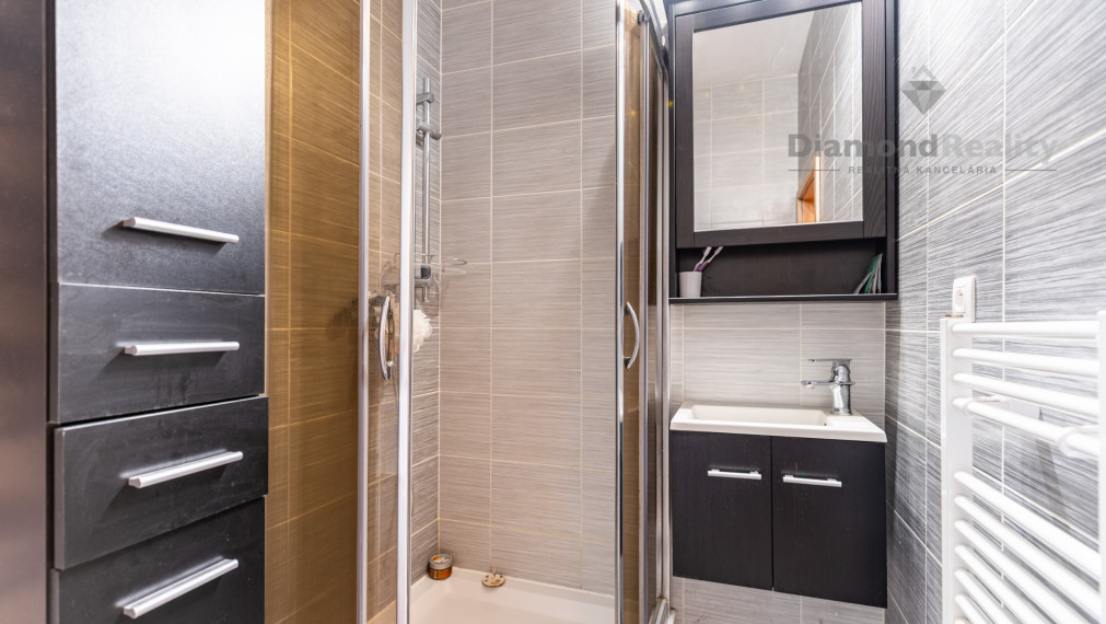 NA PREDAJ MODERNÝ 2-IZBOVÝ BYT | ZELENÁ STRÁŇ | 2 PIVNICE | TERASA | VONKAJŠIE AJ VNÚTORNÉ PARKOVANIE