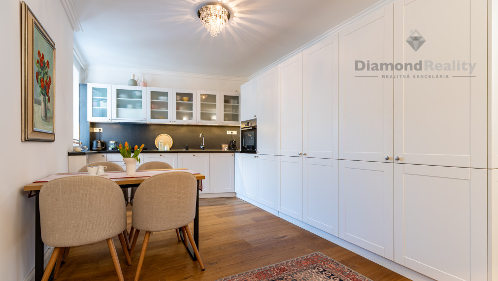 NA PREDAJ UNIKÁTNY 2 IZBOVÝ BYT V LUKRATÍVNEJ LOKALITE, STARÉ MESTO -  UL. ŠTEFANIKOVÁ.