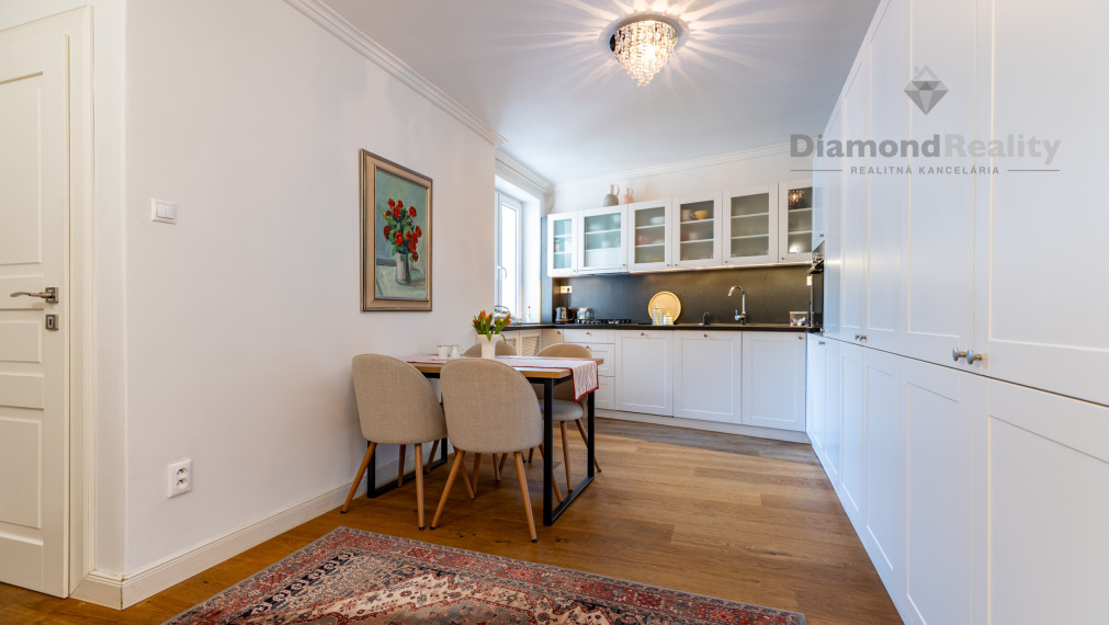 NA PREDAJ UNIKÁTNY 2 IZBOVÝ BYT V LUKRATÍVNEJ LOKALITE, STARÉ MESTO -  UL. ŠTEFANIKOVÁ.