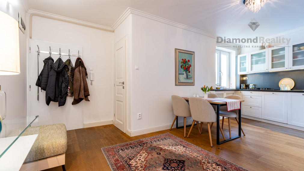 NA PREDAJ UNIKÁTNY 2 IZBOVÝ BYT V LUKRATÍVNEJ LOKALITE, STARÉ MESTO -  UL. ŠTEFANIKOVÁ.