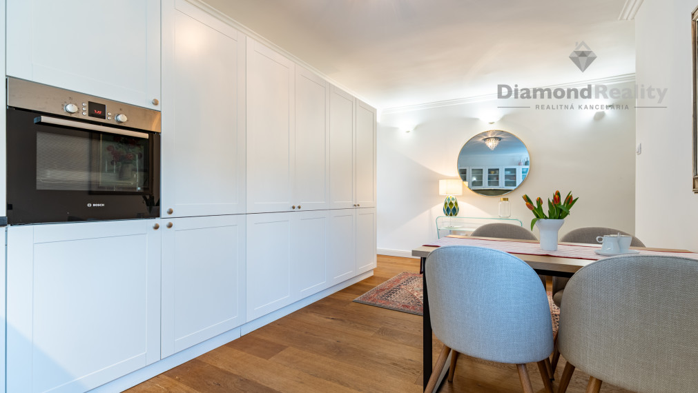 NA PREDAJ UNIKÁTNY 2 IZBOVÝ BYT V LUKRATÍVNEJ LOKALITE, STARÉ MESTO -  UL. ŠTEFANIKOVÁ.