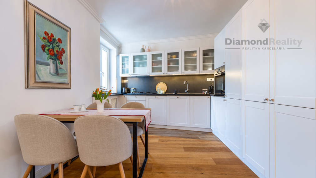 NA PREDAJ UNIKÁTNY 2 IZBOVÝ BYT V LUKRATÍVNEJ LOKALITE, STARÉ MESTO -  UL. ŠTEFANIKOVÁ.