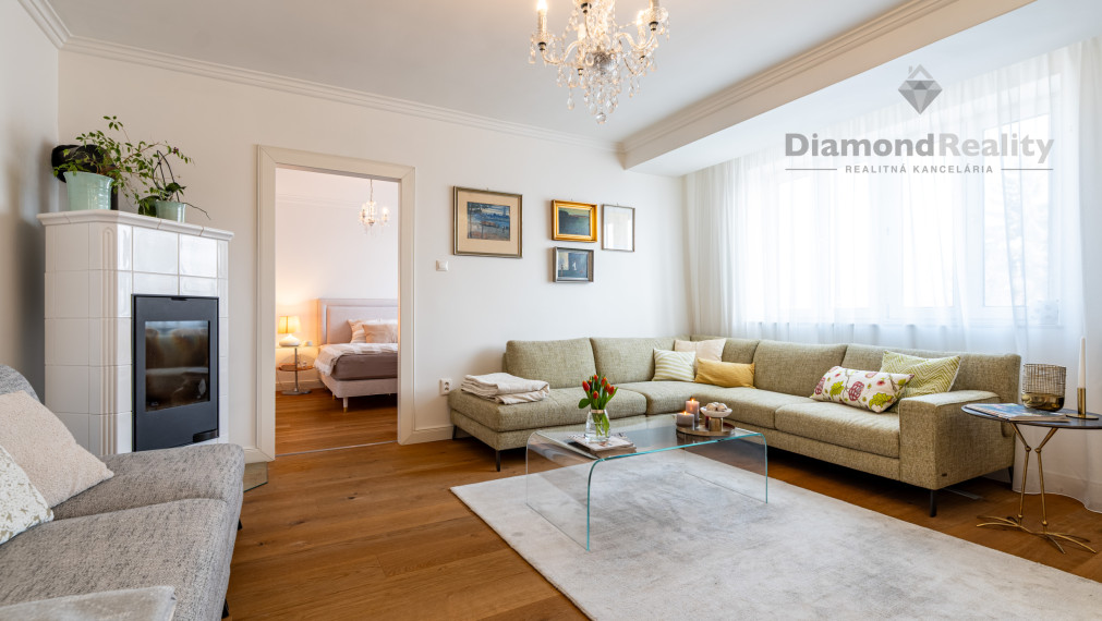 REZERVOVANÉ - NA PREDAJ UNIKÁTNY 2 IZBOVÝ BYT V LUKRATÍVNEJ LOKALITE, STARÉ MESTO -  UL. ŠTEFANIKOVÁ.