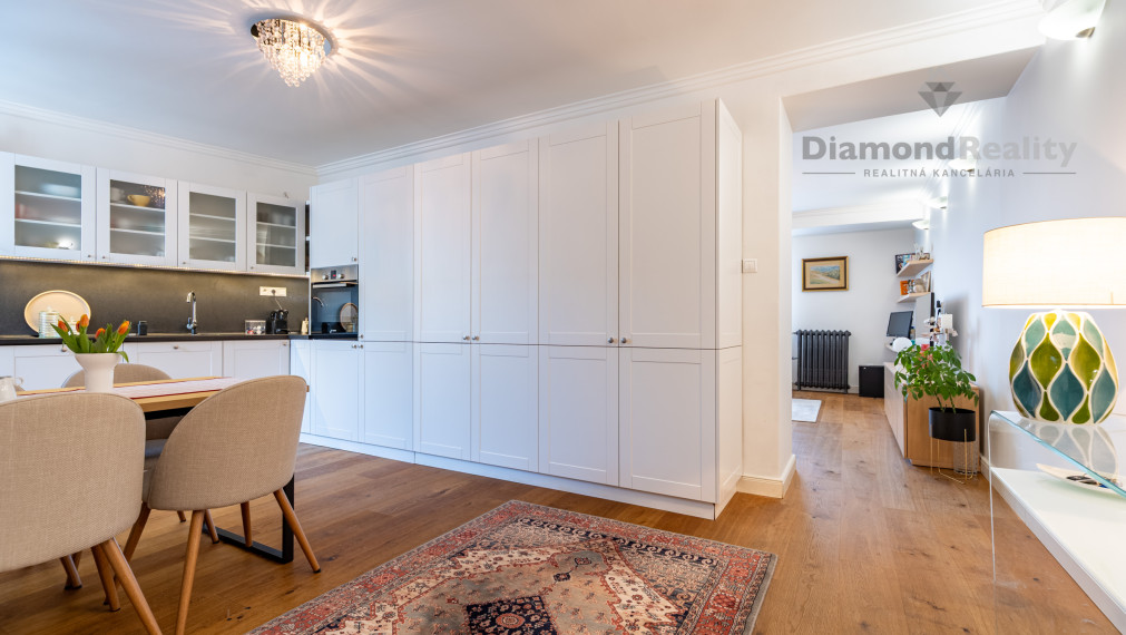 NA PREDAJ UNIKÁTNY 2 IZBOVÝ BYT V LUKRATÍVNEJ LOKALITE, STARÉ MESTO -  UL. ŠTEFANIKOVÁ.