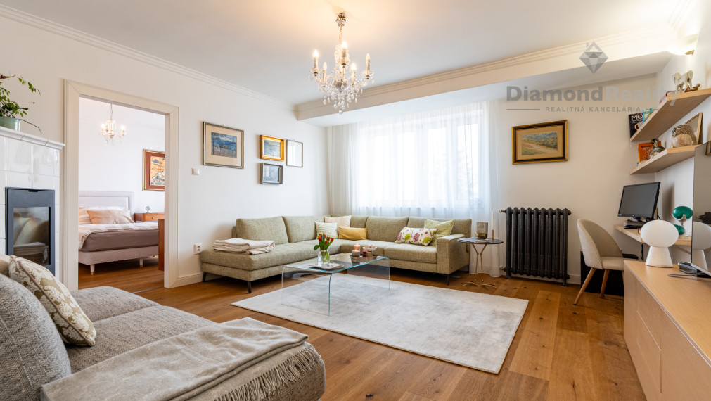 NA PREDAJ UNIKÁTNY 2 IZBOVÝ BYT V LUKRATÍVNEJ LOKALITE, STARÉ MESTO -  UL. ŠTEFANIKOVÁ.