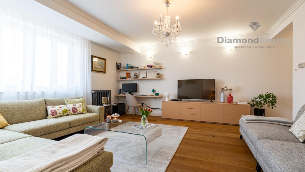 NA PREDAJ UNIKÁTNY 2 IZBOVÝ BYT V LUKRATÍVNEJ LOKALITE, STARÉ MESTO -  UL. ŠTEFANIKOVÁ.