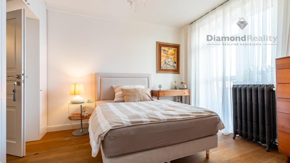 NA PREDAJ UNIKÁTNY 2 IZBOVÝ BYT V LUKRATÍVNEJ LOKALITE, STARÉ MESTO -  UL. ŠTEFANIKOVÁ.