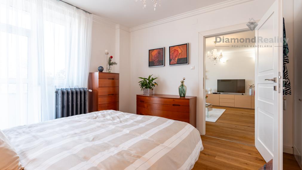 NA PREDAJ UNIKÁTNY 2 IZBOVÝ BYT V LUKRATÍVNEJ LOKALITE, STARÉ MESTO -  UL. ŠTEFANIKOVÁ.