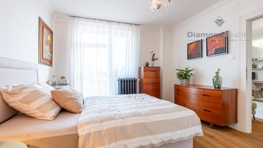 NA PREDAJ UNIKÁTNY 2 IZBOVÝ BYT V LUKRATÍVNEJ LOKALITE, STARÉ MESTO -  UL. ŠTEFANIKOVÁ.