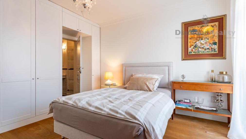 NA PREDAJ UNIKÁTNY 2 IZBOVÝ BYT V LUKRATÍVNEJ LOKALITE, STARÉ MESTO -  UL. ŠTEFANIKOVÁ.