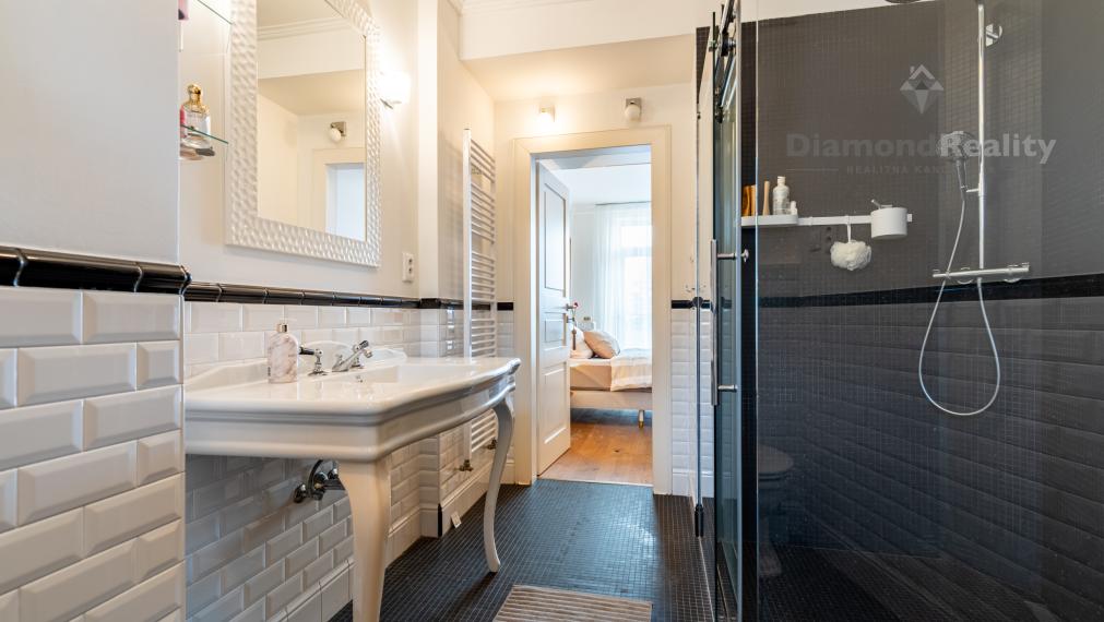 NA PREDAJ UNIKÁTNY 2 IZBOVÝ BYT V LUKRATÍVNEJ LOKALITE, STARÉ MESTO -  UL. ŠTEFANIKOVÁ.