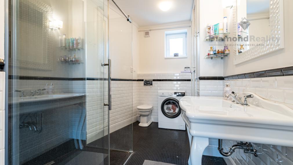 NA PREDAJ UNIKÁTNY 2 IZBOVÝ BYT V LUKRATÍVNEJ LOKALITE, STARÉ MESTO -  UL. ŠTEFANIKOVÁ.