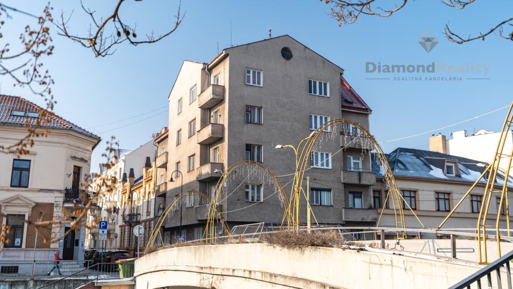 NA PREDAJ UNIKÁTNY 2 IZBOVÝ BYT V LUKRATÍVNEJ LOKALITE, STARÉ MESTO -  UL. ŠTEFANIKOVÁ.