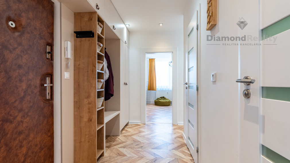 REZERVOVANÉ | NA PREDAJ 3 IZBOVÝ BYT PO REKONŠTRUKCII S DVOMA LOGGIAMI | ŽDIARSKA ULICA