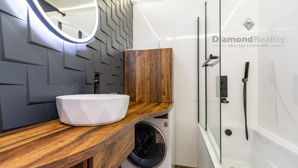 REZERVOVANÉ | NA PREDAJ 3 IZBOVÝ BYT PO REKONŠTRUKCII S DVOMA LOGGIAMI | ŽDIARSKA ULICA