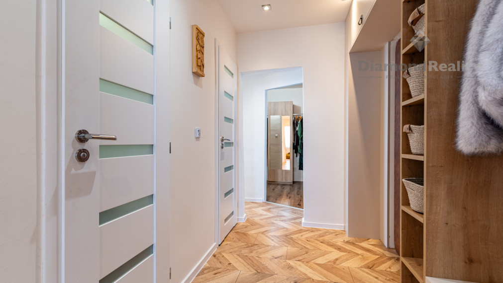 REZERVOVANÉ | NA PREDAJ 3 IZBOVÝ BYT PO REKONŠTRUKCII S DVOMA LOGGIAMI | ŽDIARSKA ULICA