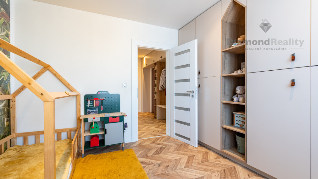 REZERVOVANÉ | NA PREDAJ 3 IZBOVÝ BYT PO REKONŠTRUKCII S DVOMA LOGGIAMI | ŽDIARSKA ULICA