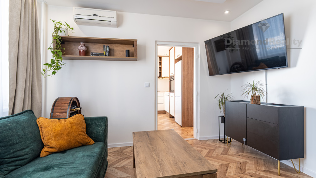 REZERVOVANÉ | NA PREDAJ 3 IZBOVÝ BYT PO REKONŠTRUKCII S DVOMA LOGGIAMI | ŽDIARSKA ULICA