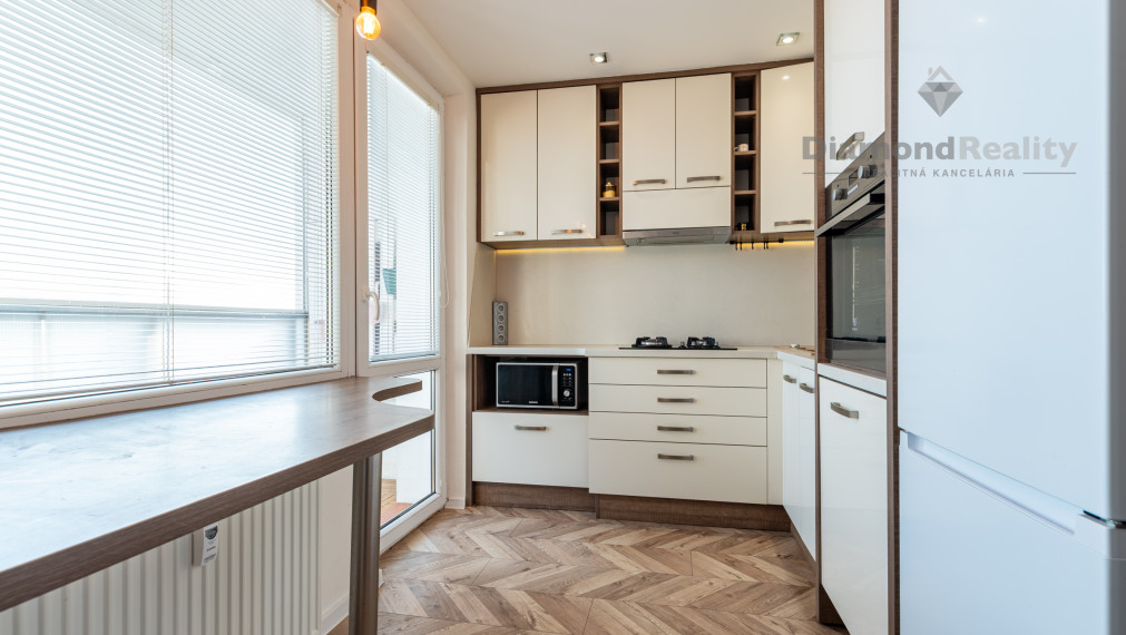 REZERVOVANÉ | NA PREDAJ 3 IZBOVÝ BYT PO REKONŠTRUKCII S DVOMA LOGGIAMI | ŽDIARSKA ULICA