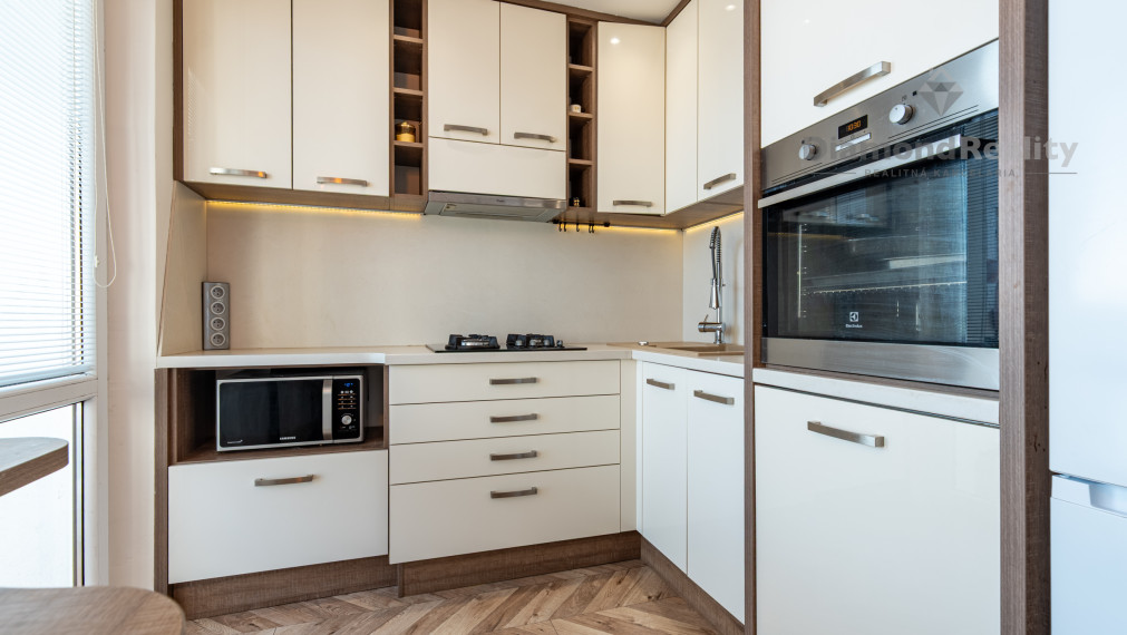 REZERVOVANÉ | NA PREDAJ 3 IZBOVÝ BYT PO REKONŠTRUKCII S DVOMA LOGGIAMI | ŽDIARSKA ULICA