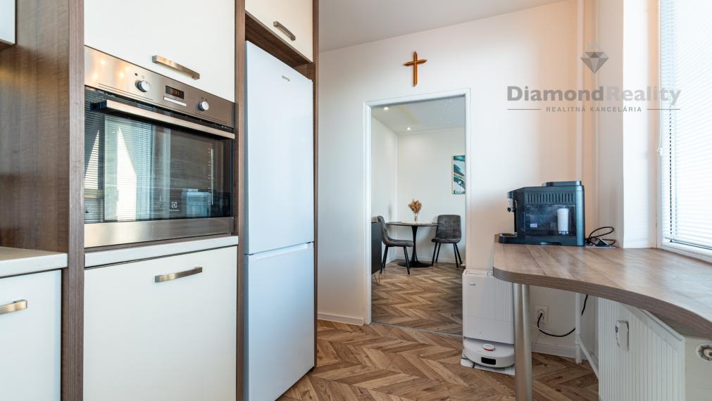 REZERVOVANÉ | NA PREDAJ 3 IZBOVÝ BYT PO REKONŠTRUKCII S DVOMA LOGGIAMI | ŽDIARSKA ULICA