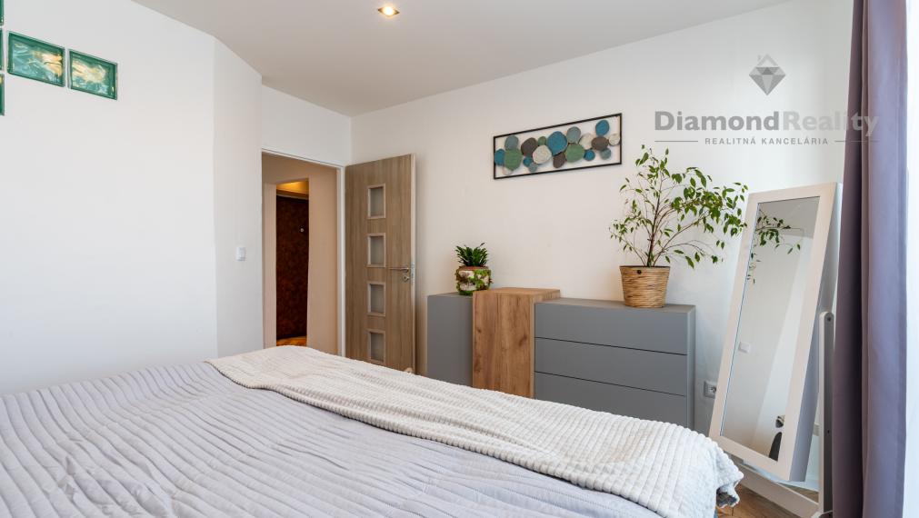 REZERVOVANÉ | NA PREDAJ 3 IZBOVÝ BYT PO REKONŠTRUKCII S DVOMA LOGGIAMI | ŽDIARSKA ULICA