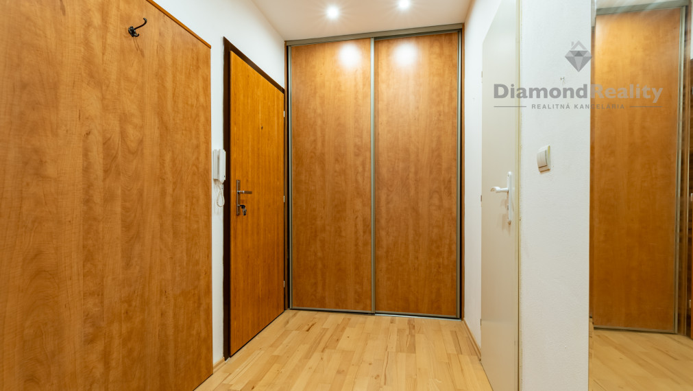 NA PREDAJ 2 IZBOVÝ BYT VHODNÝ NA INVESTÍCIU | 57m2 + LOGGIA | OVRUČSKÁ ULICA