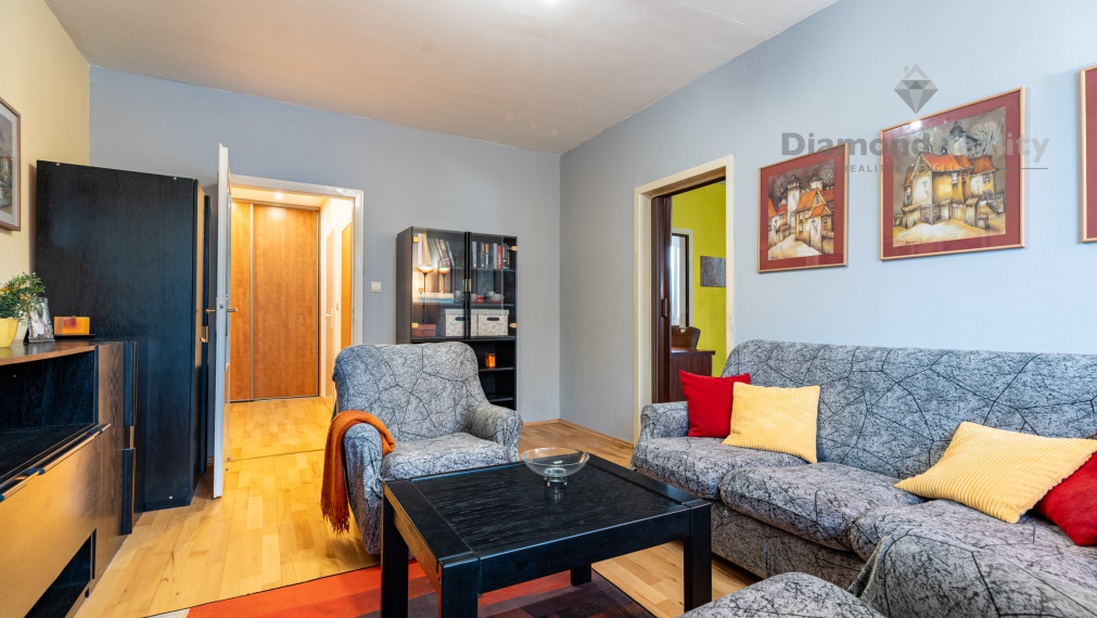 NA PREDAJ 2 IZBOVÝ BYT VHODNÝ NA INVESTÍCIU | 57m2 + LOGGIA | OVRUČSKÁ ULICA