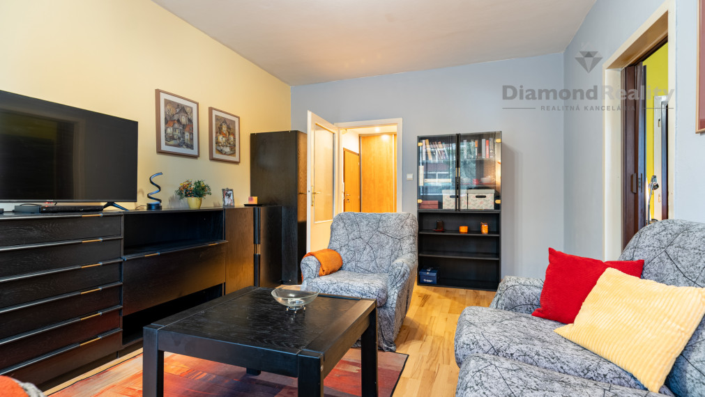 NA PREDAJ 2 IZBOVÝ BYT VHODNÝ NA INVESTÍCIU | 57m2 + LOGGIA | OVRUČSKÁ ULICA