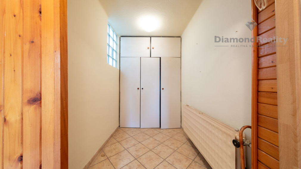 Bývajte a podnikajte v malebnej obci v centre obce Výčapy-Opatovce