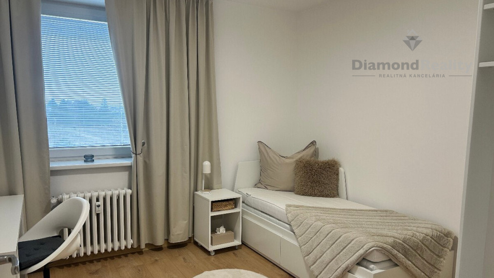 Na prenájom dve izby v 3 izbovom byte, Spartakovská, Trnava