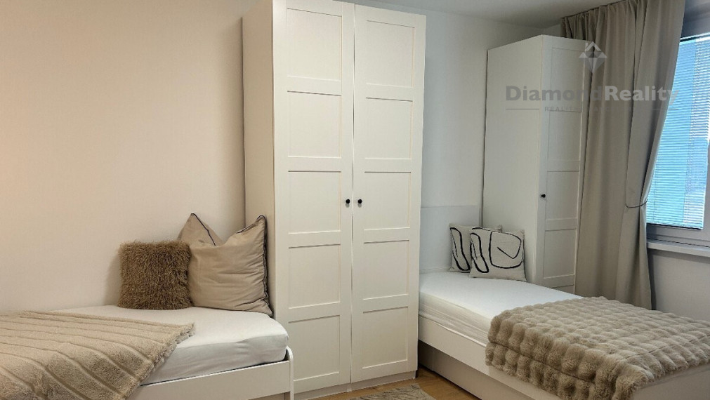 Na prenájom dve izby v 3 izbovom byte, Spartakovská, Trnava