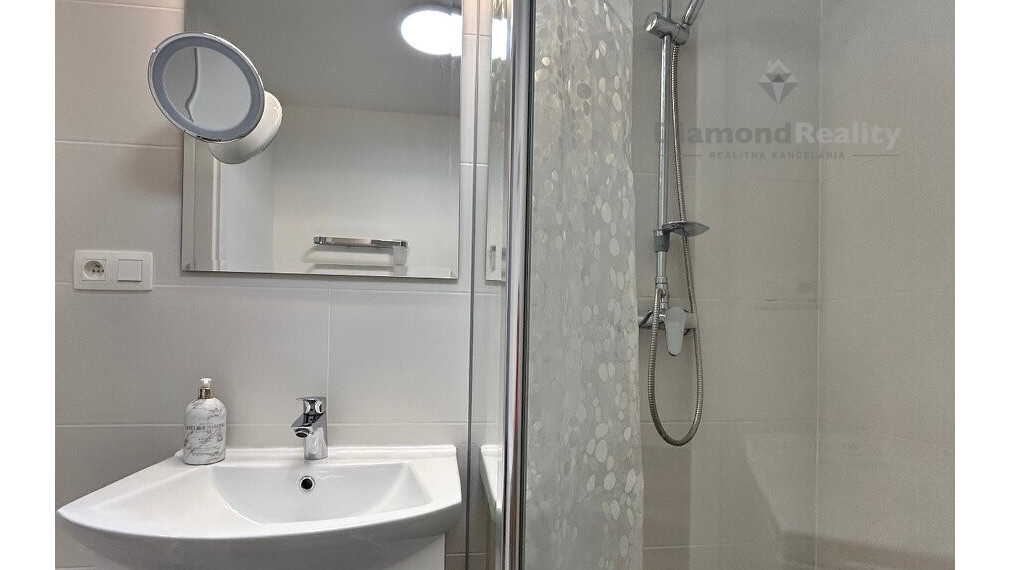 Na prenájom dve izby v 3 izbovom byte, Spartakovská, Trnava