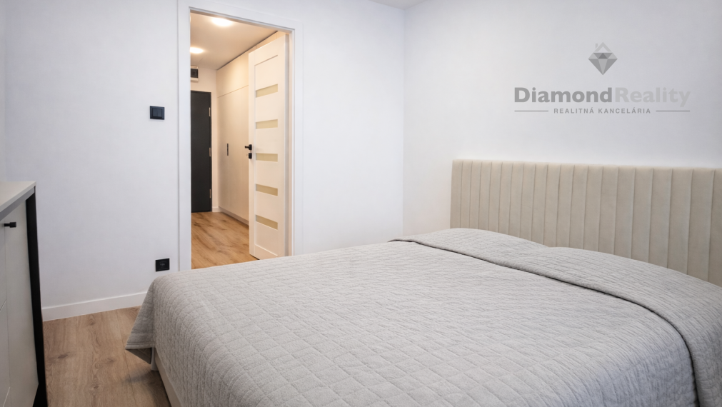 NA PREDAJ MENŠÍ 2 IZBOVÝ BYT PO KOMPLETNEJ REKONŠTRUKCII NA ULICI NÁMESTIE KOZMONAUTOV, (NAD JAZEROM)