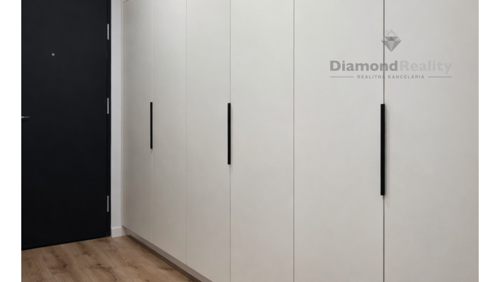 NA PREDAJ MENŠÍ 2 IZBOVÝ BYT PO KOMPLETNEJ REKONŠTRUKCII NA ULICI NÁMESTIE KOZMONAUTOV, (NAD JAZEROM)