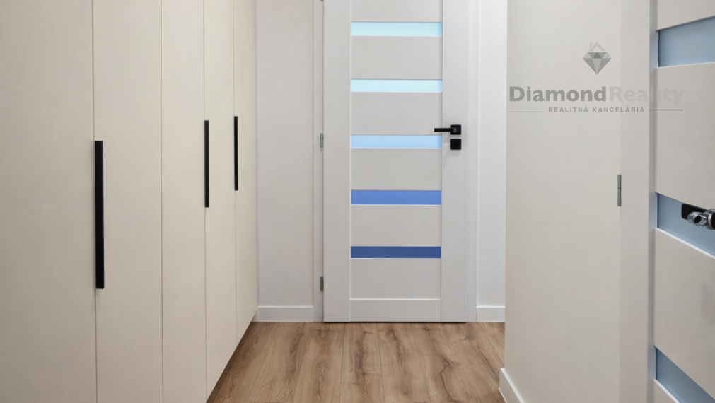 NA PREDAJ MENŠÍ 2 IZBOVÝ BYT PO KOMPLETNEJ REKONŠTRUKCII NA ULICI NÁMESTIE KOZMONAUTOV, (NAD JAZEROM)