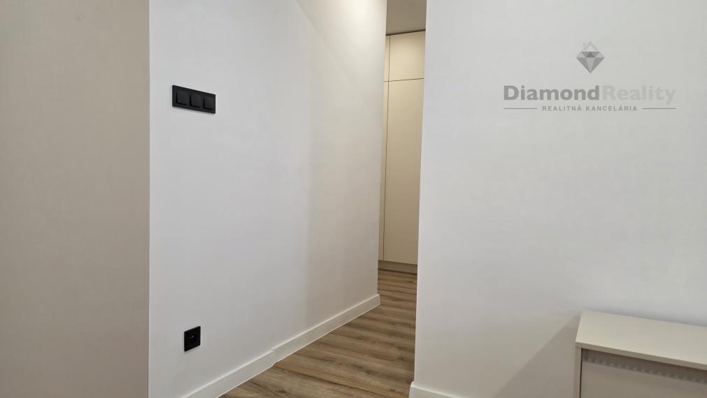 NA PREDAJ MENŠÍ 2 IZBOVÝ BYT PO KOMPLETNEJ REKONŠTRUKCII NA ULICI NÁMESTIE KOZMONAUTOV, (NAD JAZEROM)