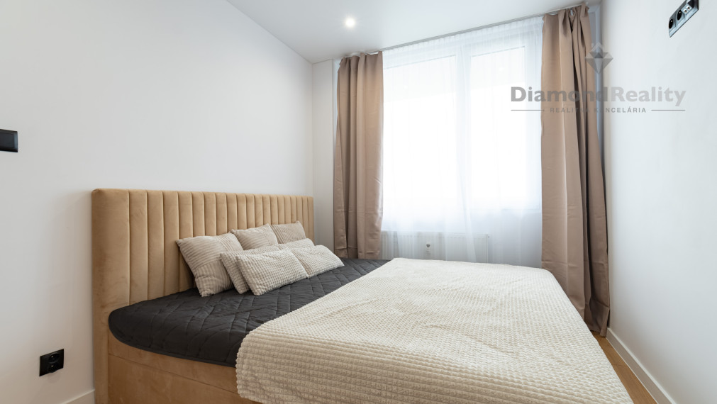 NA PREDAJ MENŠÍ 2 IZBOVÝ BYT PO KOMPLETNEJ REKONŠTRUKCII NA ULICI NÁMESTIE KOZMONAUTOV, (NAD JAZEROM)