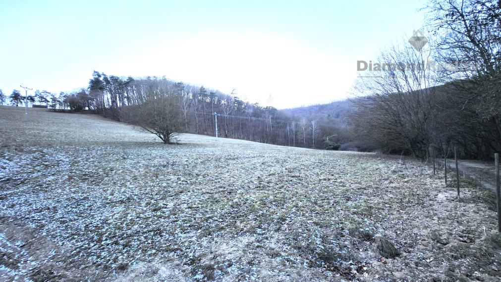 Veľkorysý rekreačný pozemok pod Obišovským hradom